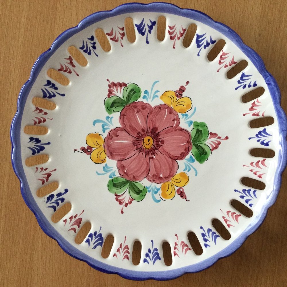 Beautiful hand- painted plate made in Portugal 20cm diameter